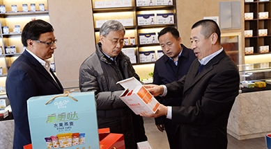 中國人民銀行黨委書記、中國銀保監(jiān)會(huì)主席郭樹清蒞臨公司調(diào)研產(chǎn)業(yè)化扶貧工作